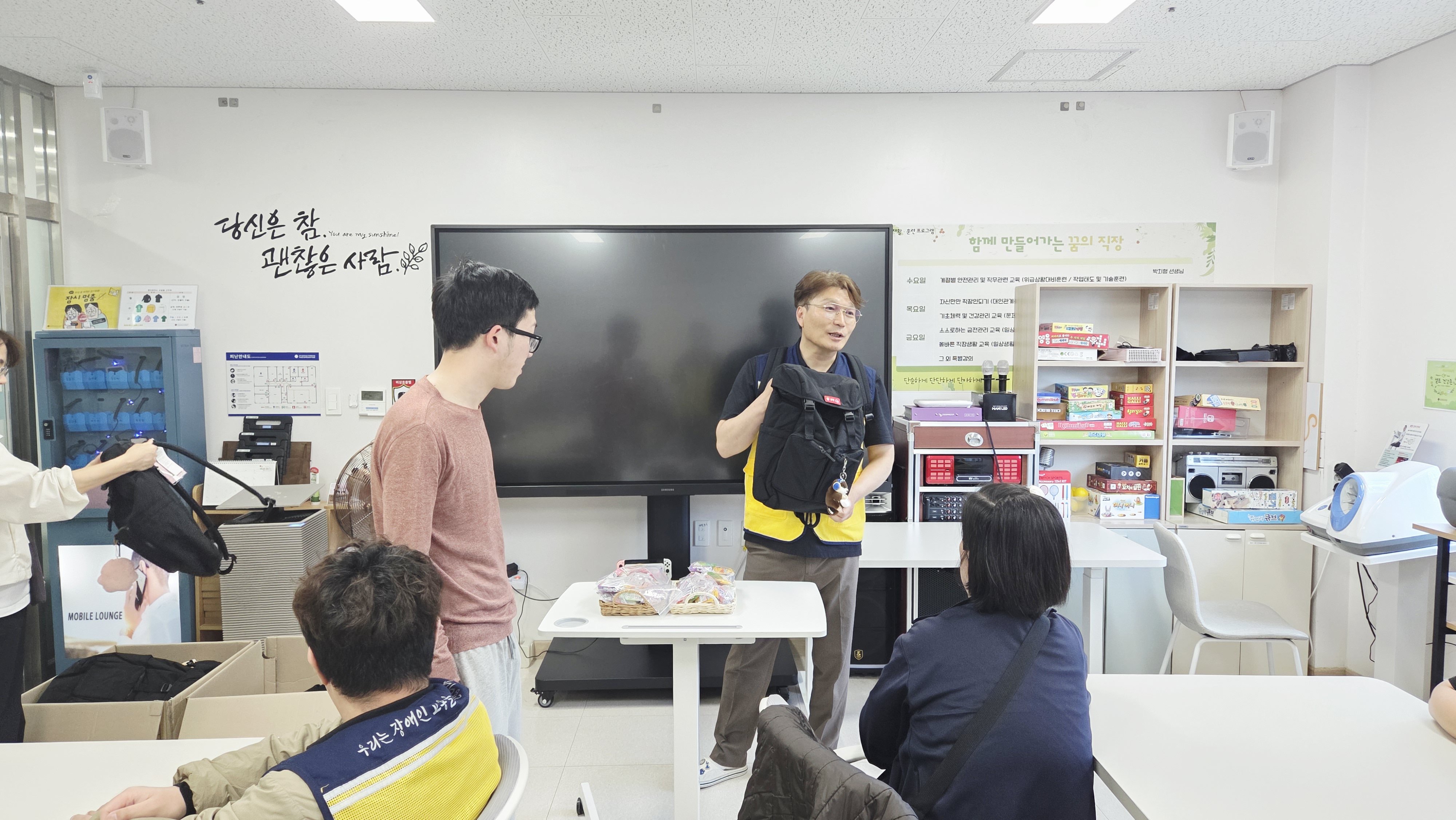[26.05.04] 근로자의 날 기념 출퇴근 가방 지원